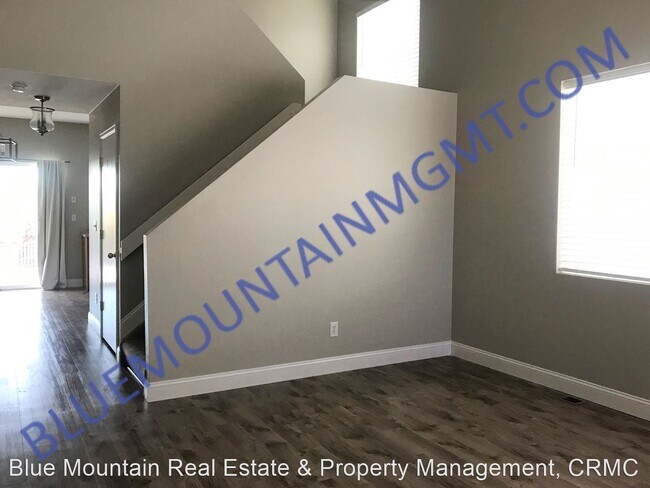 Building Photo - 2 br, 2.5 bath House - 3719 Range Drive