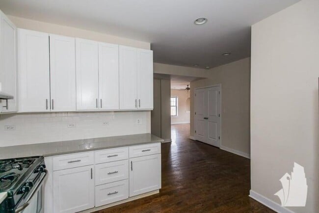 Building Photo - 3 bedroom in Chicago IL 60640