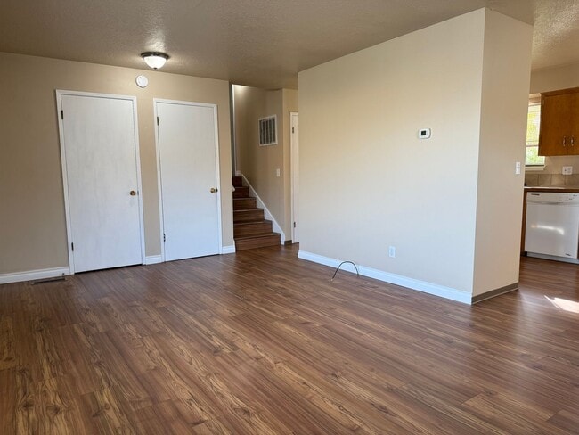 Building Photo - 806-808 W 6th Ave