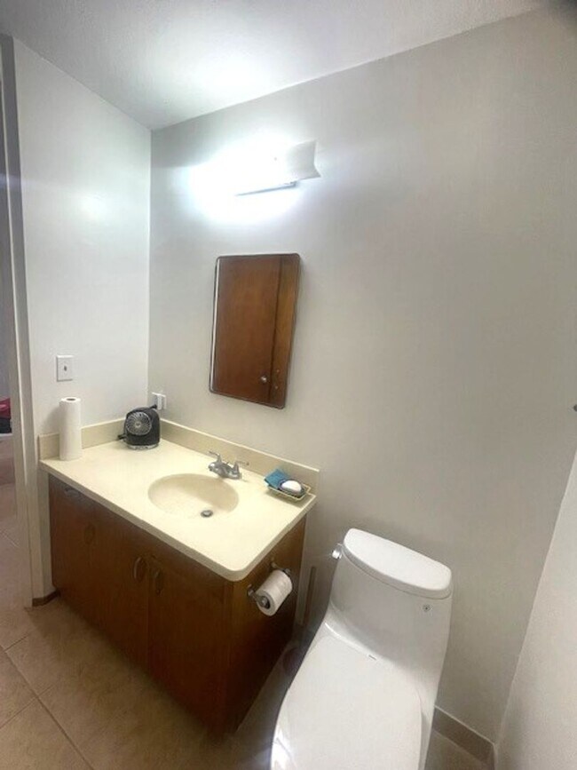 Building Photo - Beautiful 1 Bedroom / 1 Bath at Queen Emma Gardens