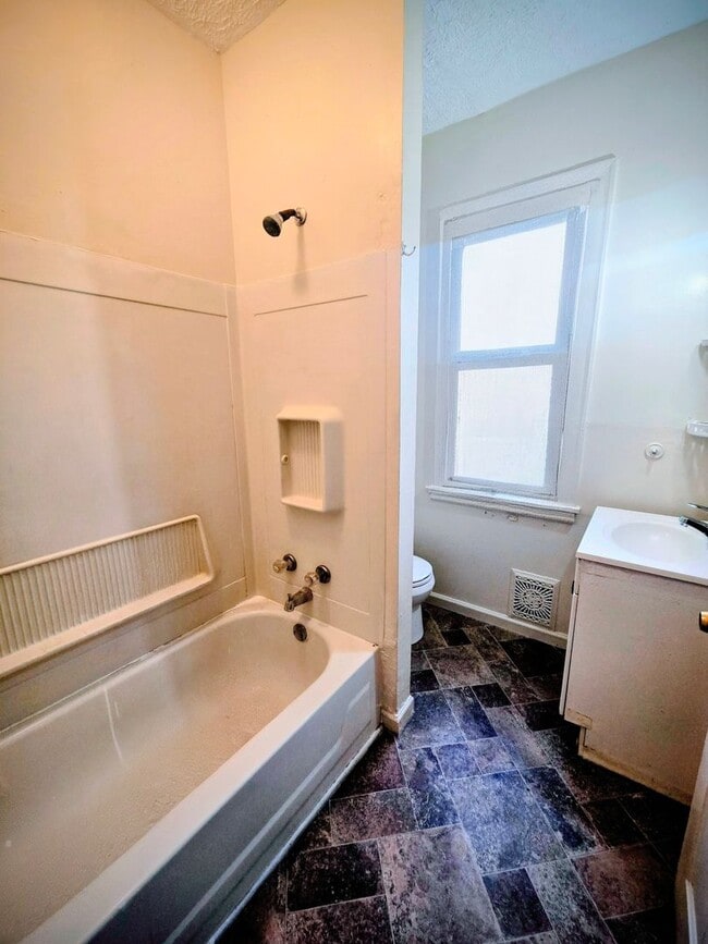 Building Photo - 625 Greenleaf St