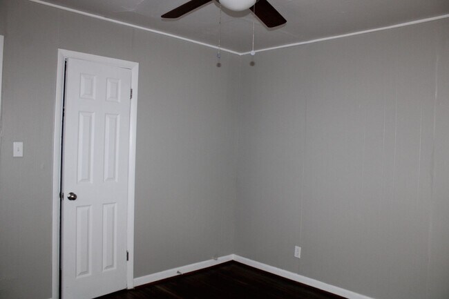 Building Photo - Over sized 2 car garage! ONE MONTH FREE FO...