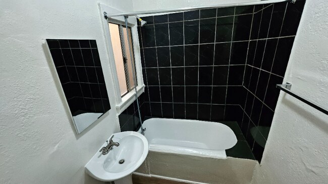 Building Photo - 1185 E Vernon Ave