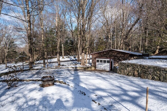 Building Photo - 445 Glen Rd