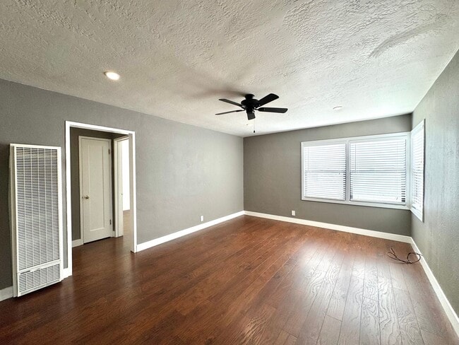Building Photo - 3 Bedrooms, 1 1/2 Bathrooms, Classic Napa ...