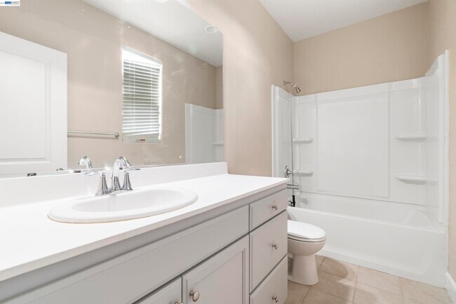 Building Photo - 967 Dainty Ave