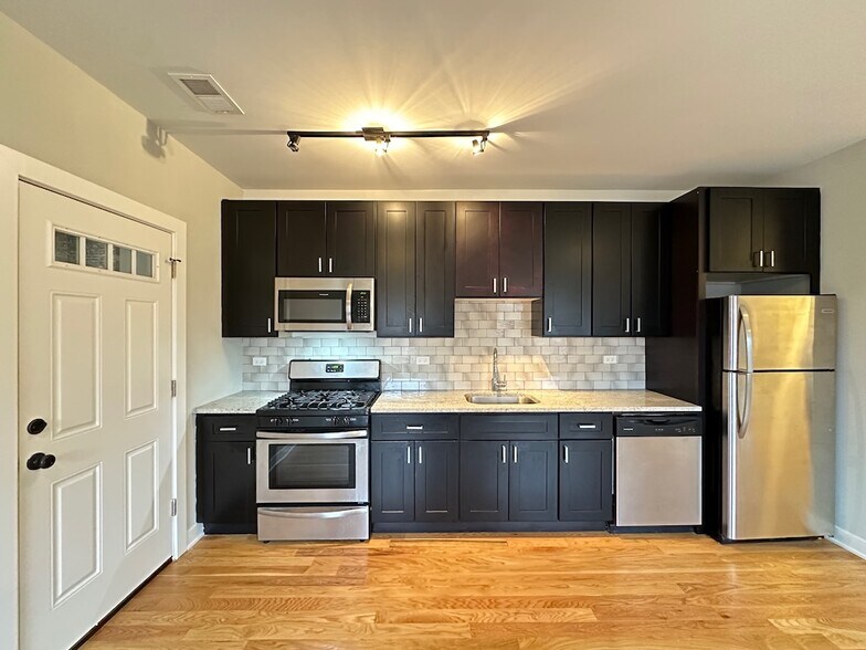 Building Photo - 2208 W Eastwood Ave