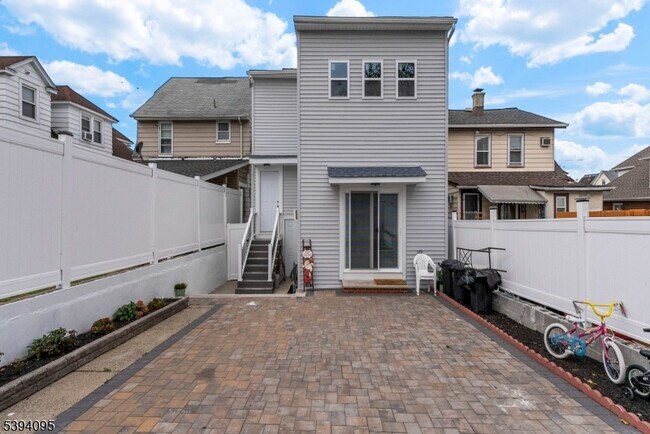 Building Photo - 1033 E 23rd St