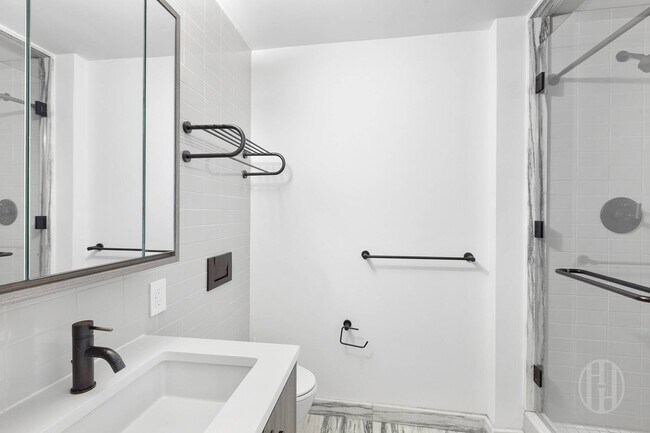 Building Photo - 175 W 95th St