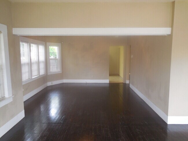Building Photo - 3 Bedroom / 1 Bath House