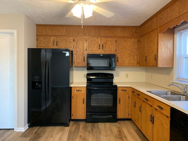 Building Photo - CONTRACT PENDING!!Spacious 2-story, 3 bed/...