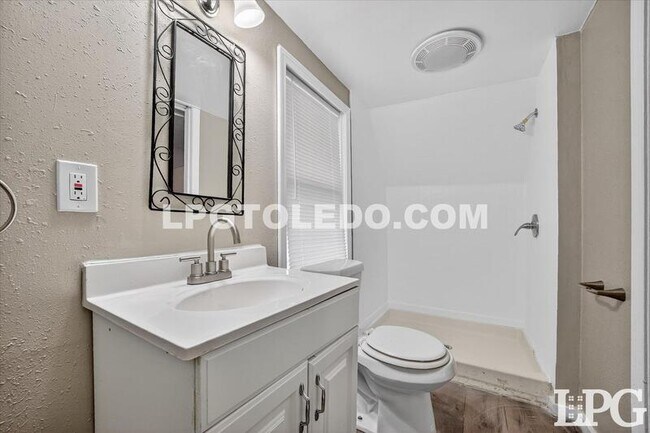 Building Photo - 3905 Peru St