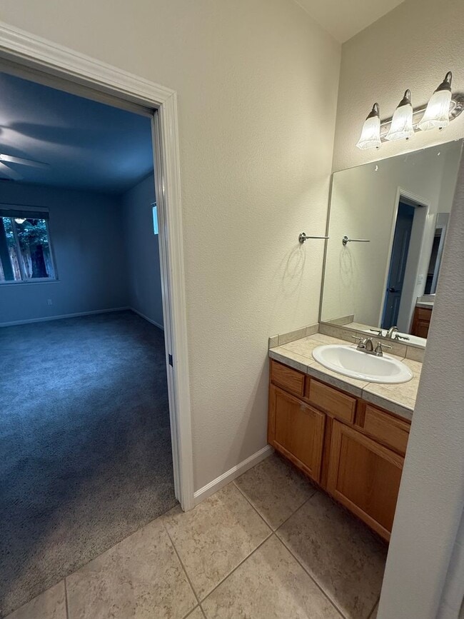 Building Photo - 3 bedroom, 2 bathroom house located in the desirable neighborhood