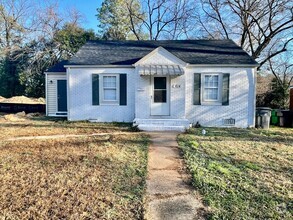 Building Photo - Newly renovated 3 bedroom 1 bath home , Lo...