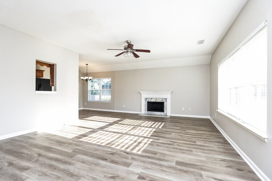 Building Photo - 321 Lake Forest Dr