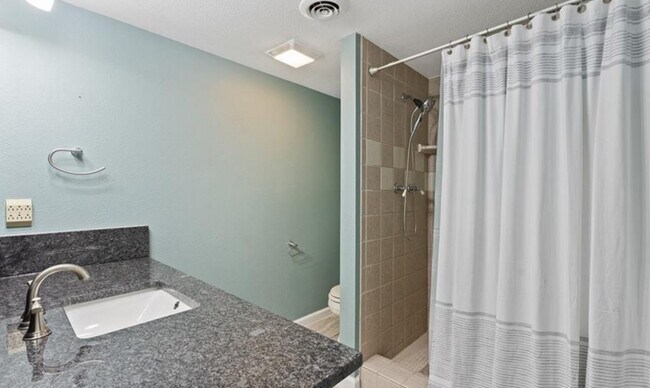 Building Photo - 2714 W Fir St