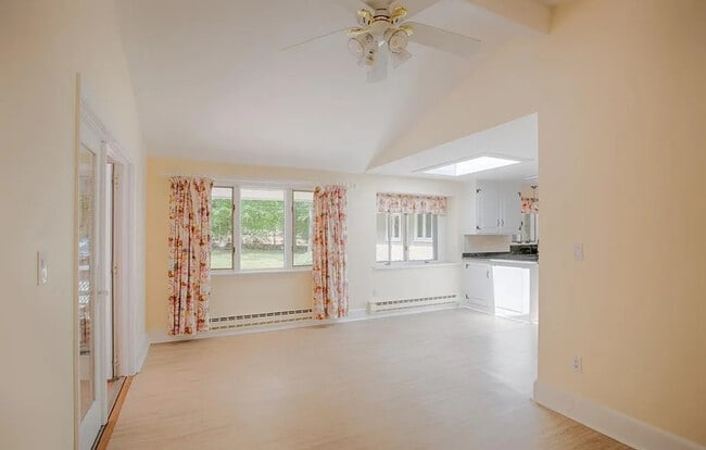 Building Photo - 15 Newbury Rd