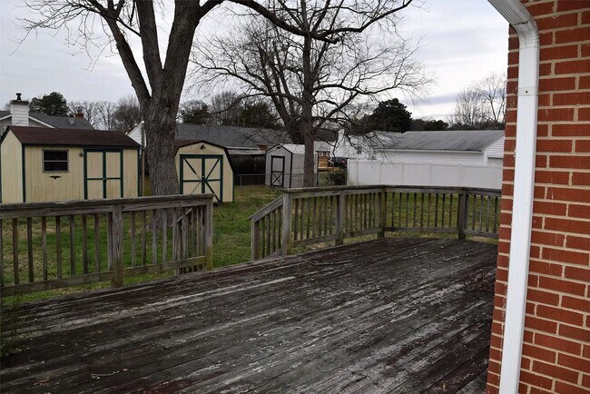 Building Photo - All brick rancher close to White Oak Mall and Richmond International Airport