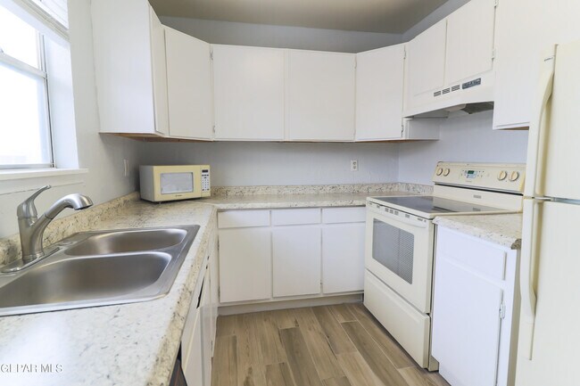 Building Photo - 4800 N Stanton St