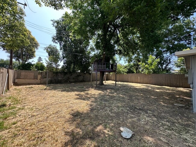 Building Photo - 3 Bedroom Home In Sacramento