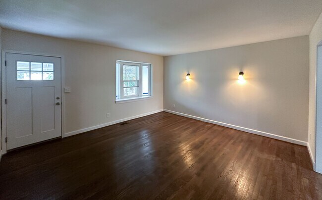 Building Photo - Charming 3Bedroom/1Bathroom in Cameron Vil...
