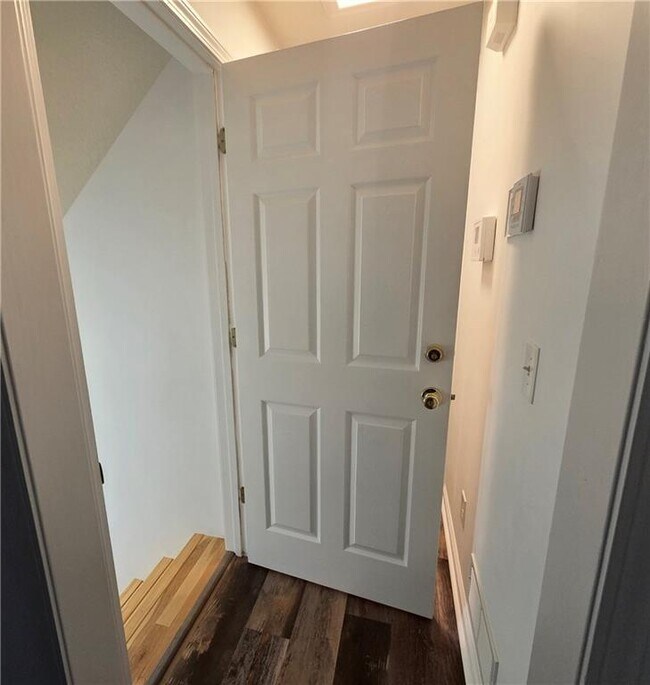 Building Photo - 3060 Glen Wallace Dr