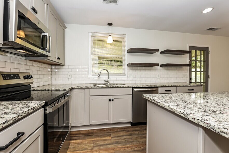 Building Photo - 121 Lakeside Park Dr