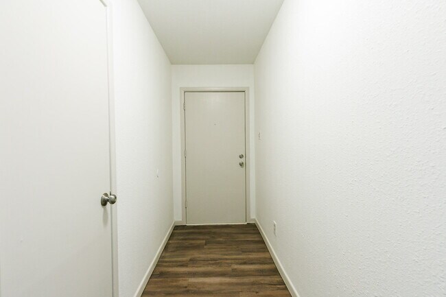 Building Photo - Newly remodeled 3/2/2 in north Lubbock!  M...