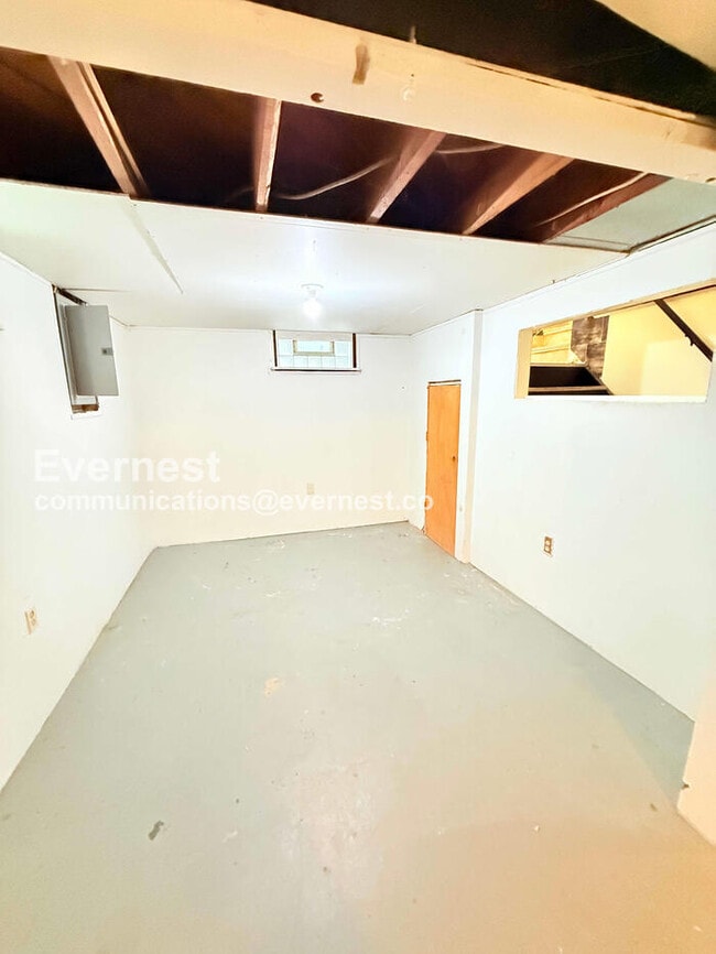 Building Photo - 25337 Ivanhoe Ave