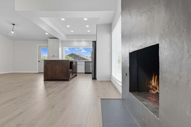 Building Photo - 5113 Loyola Ln