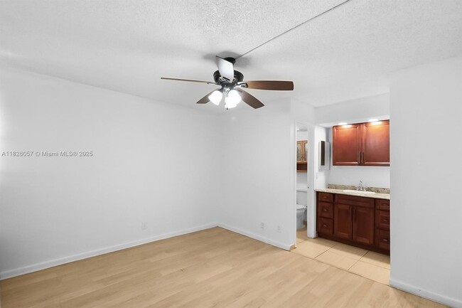 Building Photo - 10167 Twin Lakes Dr