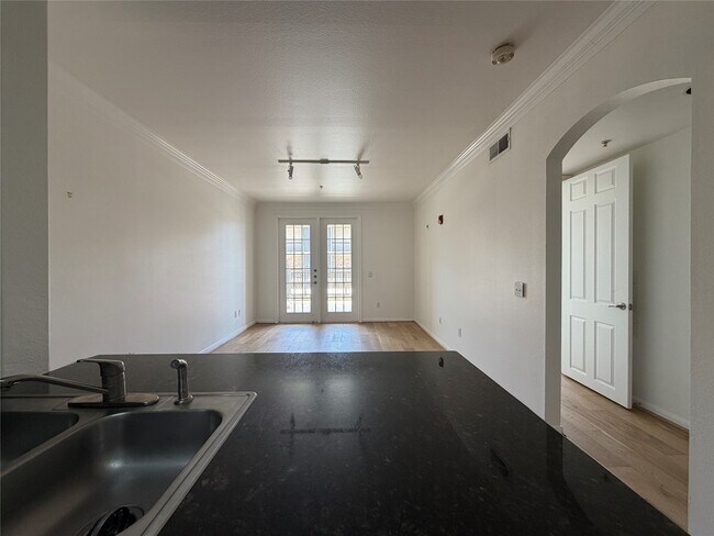 Building Photo - 7575 Kirby Dr