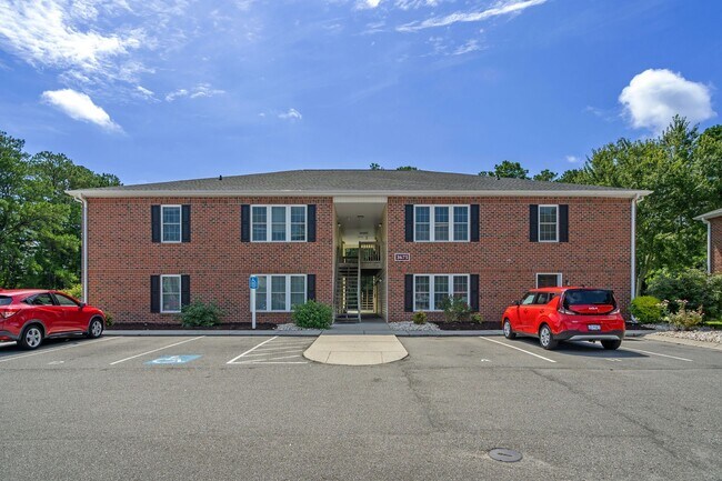 Building Photo - Who doesn't love  high speed internet, cable, water, sewer, trash & pest control included with th...