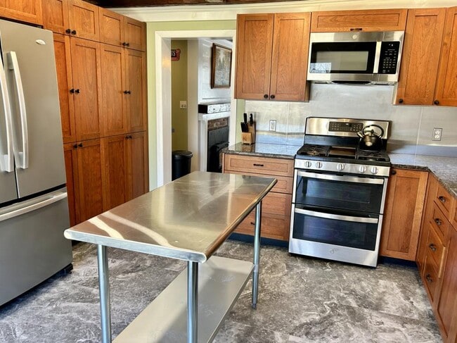 Building Photo - 337 ME-133