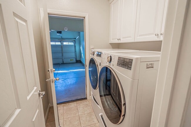 Building Photo - Spacious 4-Bedroom Home with Downstairs Bed/Bath & Full Community Access in Valencia!