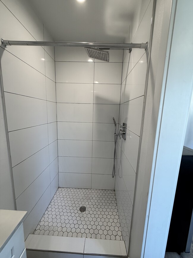 Building Photo - 1110 E 40th Pl