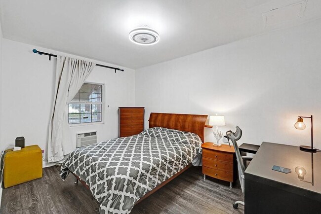 Building Photo - 2000 Jackson St