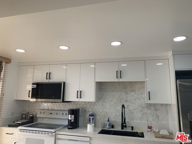 Building Photo - 4265 Marina City Dr