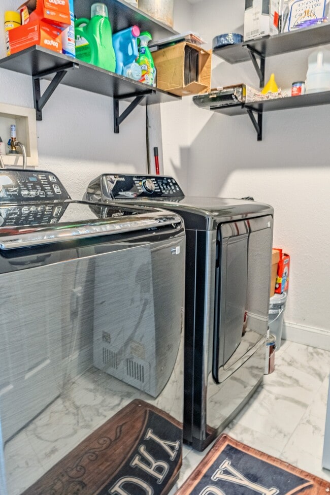 Building Photo - 1875 Williams Manor Ave