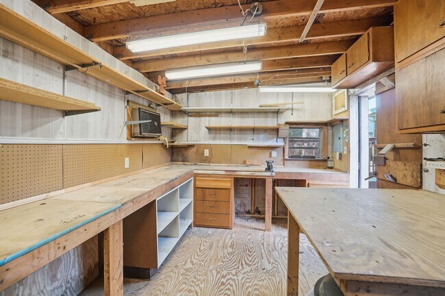 Building Photo - Three Bedroom Home with Great Outdoor Entertainment Space!