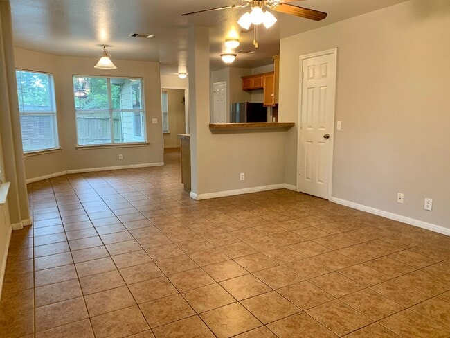 Building Photo - Lovely 3 bedroom, 2.5 bathroom Duplex in A...