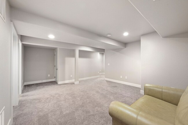 Building Photo - Spacious, updated, & low maintance close t...