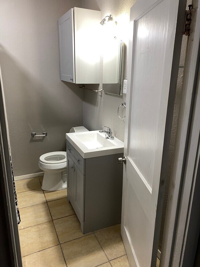 Building Photo - 325 Oleander Ave