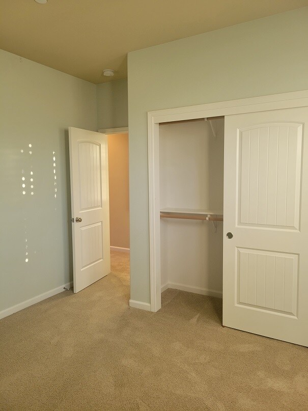 Building Photo - 227 Gooselake Cir