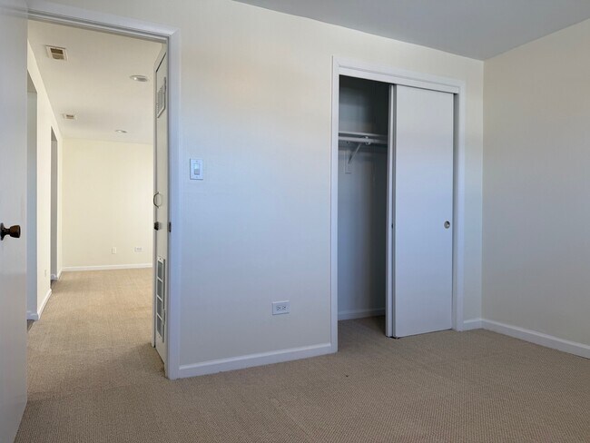 Building Photo - 11137 S Emerald Ave