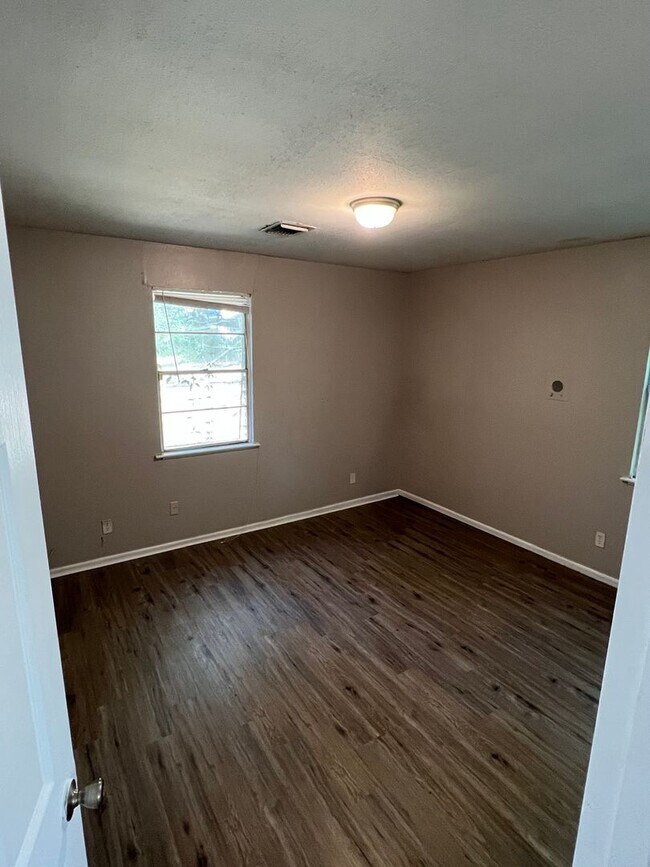 Building Photo - New Floors and Paint!!