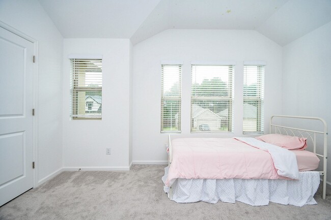 Building Photo - 28722 Mount Bonnell Dr