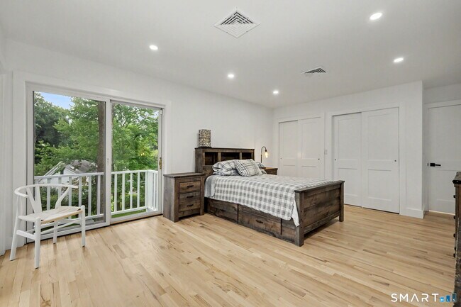 Building Photo - 158 Steep Hill Rd