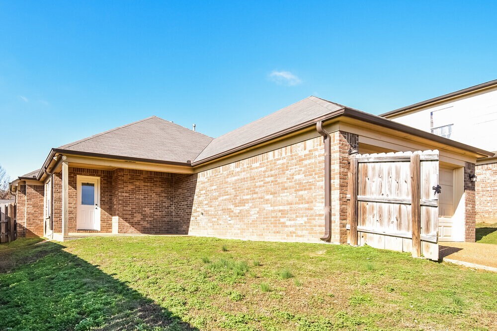 Building Photo - 3080 Magnolia Dr