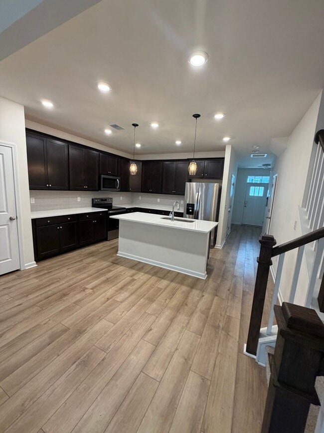 Building Photo - Beautiful 3 Bed / 2.5 Bath Townhome in Foxbank Plantation